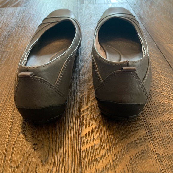 Gray flats. Size 8. EUC - Picture 3 of 5